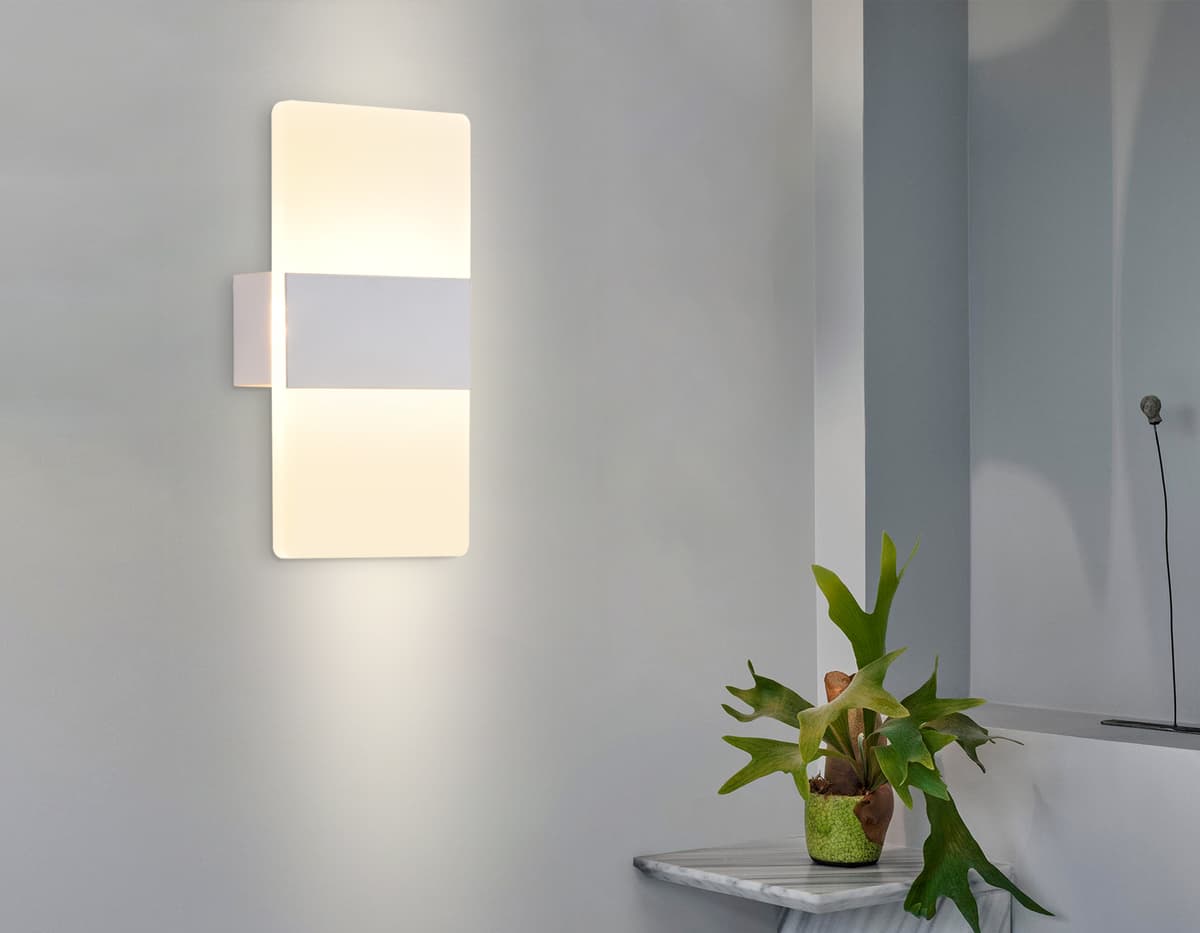 Настенный светодиодный светильник из акрила FW200 WH/FR белый/белый матовый LED 3000K/4200K/6400K 4W 220*110*40 Ambrella Light 8