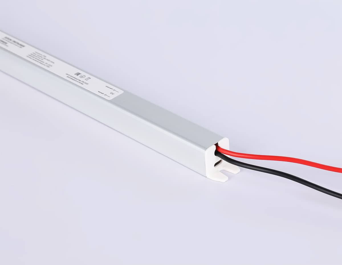 Блок питания ультратонкий для светодиодной ленты 12V 72W 6A IP20 185-260V 372*18*18 GS8606 GS8606 блок питания 12V 72W 6A IP20 185-260V 372*18*18 Ambrella Light 5