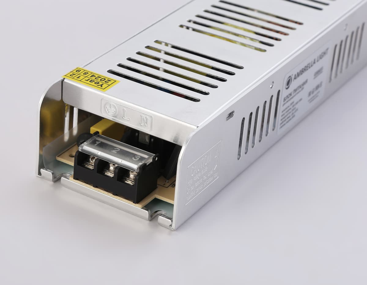 Блок питания с EMC для светодиодной ленты 12V 250W 20,8A IP20 185-260V 223*67*40 GS8655 GS8655 блок питания 12V 250W 20.8A IP20 185-260V EMC 223*67*40 Ambrella Light 7