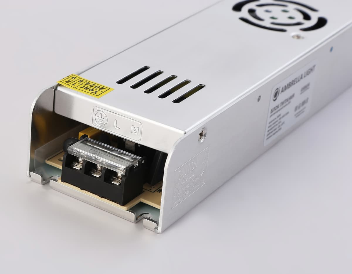 Блок питания с EMC для светодиодной ленты 12V 360W 30A IP20 185-260V 223*67*40 GS8656 GS8656 блок питания 12V 360W 30A IP20 185-260V EMC 223*67*40 Ambrella Light 8