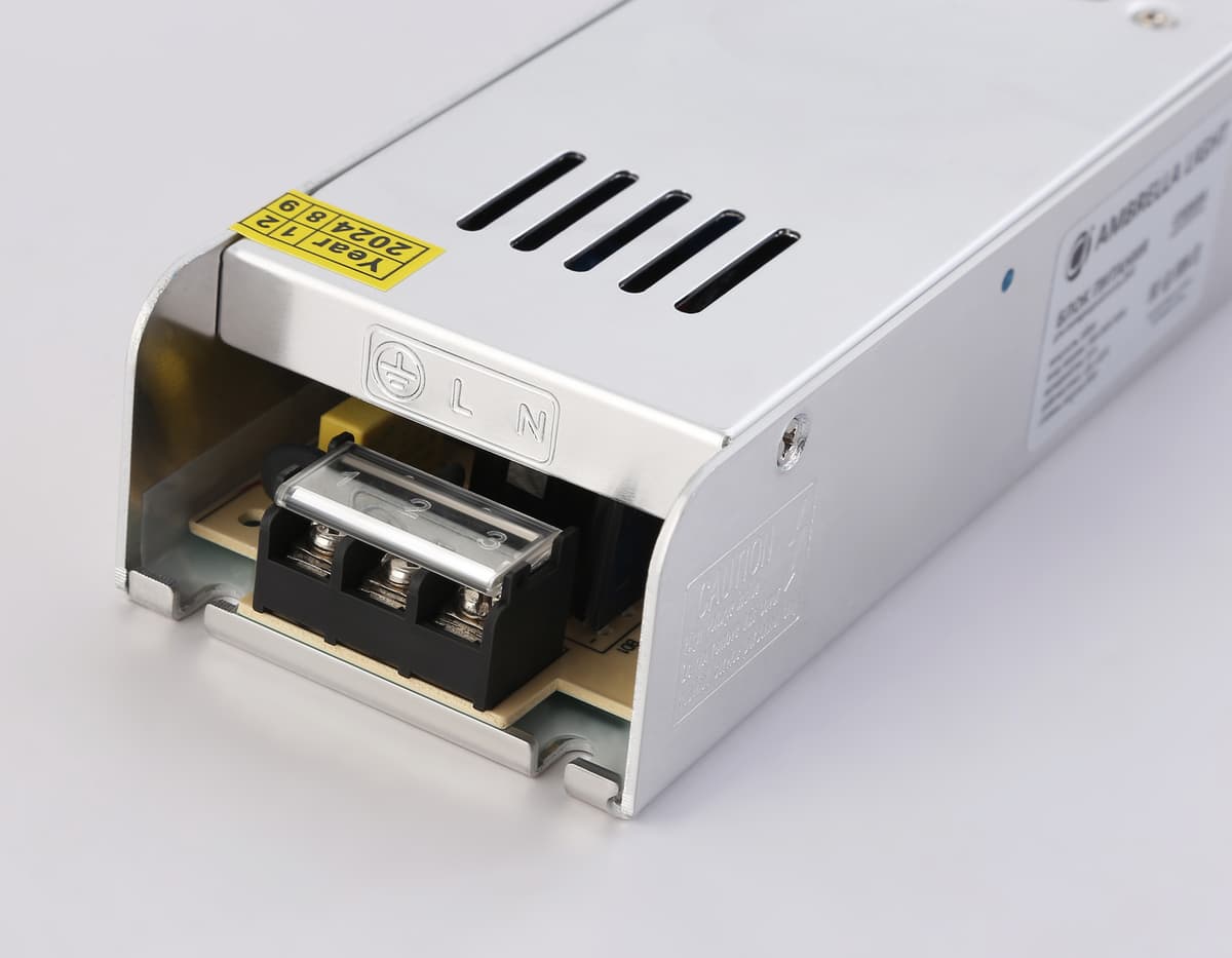 Блок питания с EMC для светодиодной ленты 24V 360W 15A IP20 185-260V 223*67*40 GS8686 GS8686 блок питания 24V 360W 15A IP20 185-260V EMC 223*67*40 Ambrella Light 7
