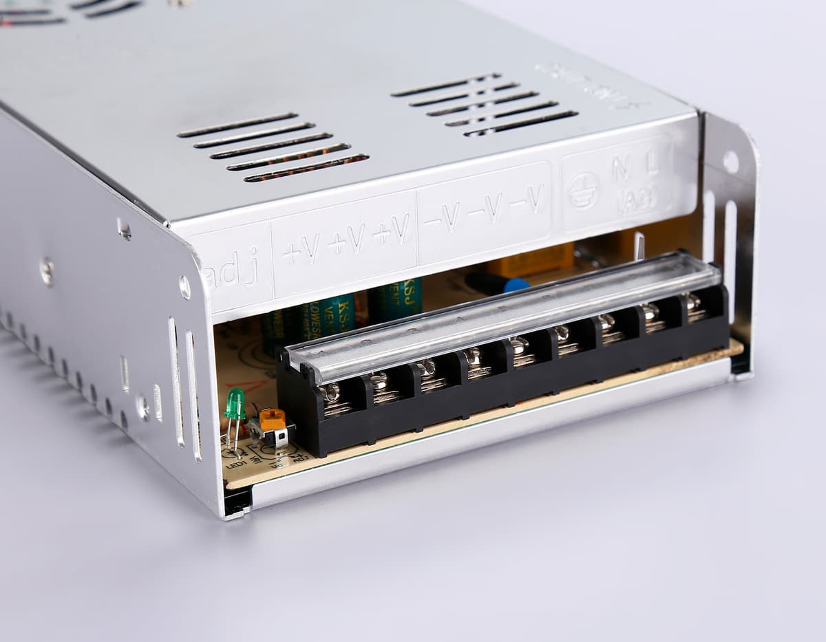 Блок питания для светодиодной ленты 12V 400W 33.3A IP20 90-260V 215*115*50 GS9552 GS9552 блок питания 12V 400W 33.3A IP20 90-260V 215*115*50 Ambrella Light 7