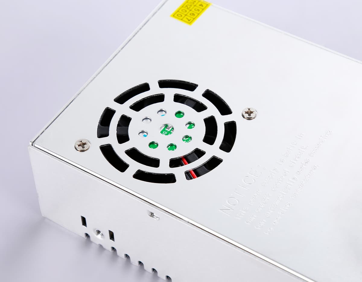 Блок питания для светодиодной ленты 12V 400W 33.3A IP20 90-260V 215*115*50 GS9552 GS9552 блок питания 12V 400W 33.3A IP20 90-260V 215*115*50 Ambrella Light 8
