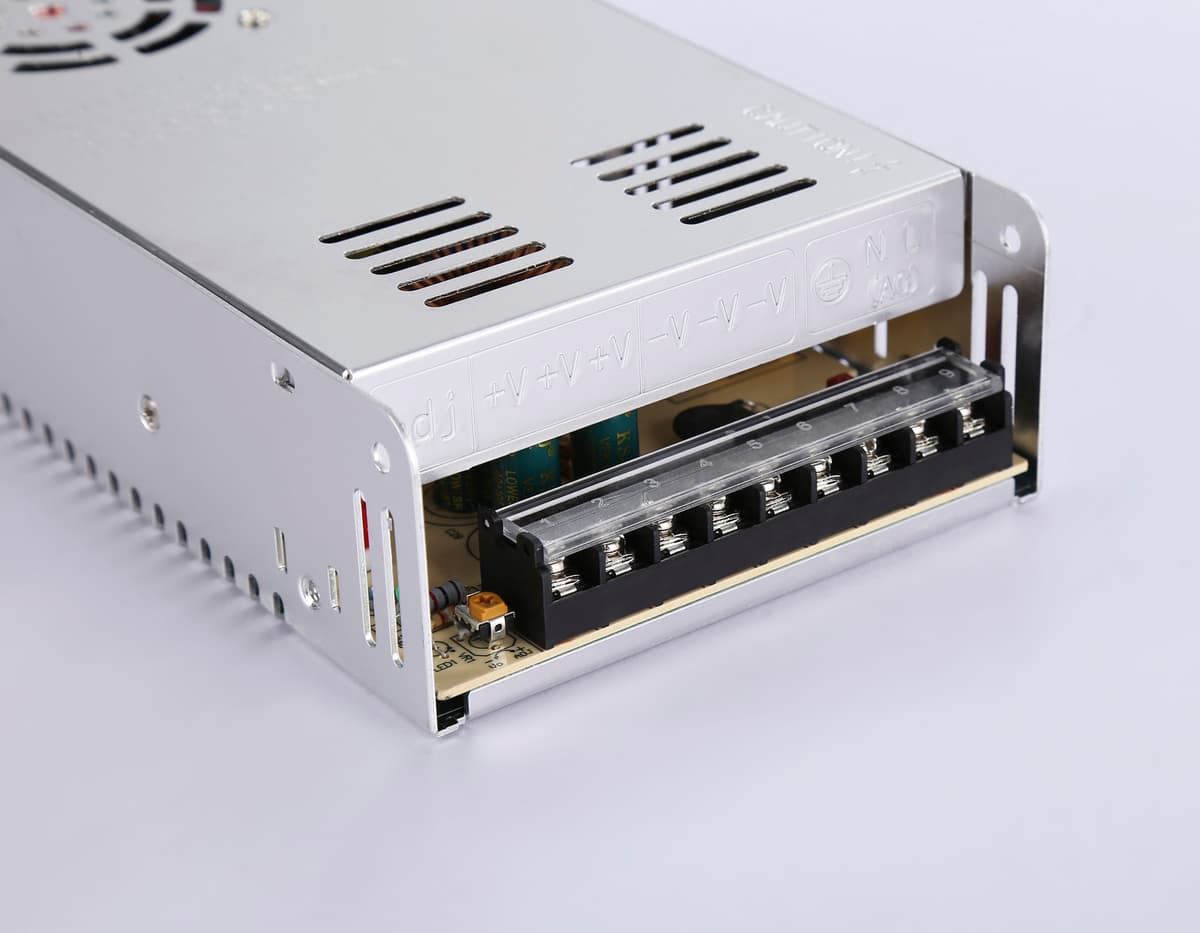 Блок питания для светодиодной ленты 24V 360W 15A IP20 90-260V 215*115*50 GS9651 GS9651 блок питания 24V 360W 15A IP20 90-260V 215*115*50 Ambrella Light 8