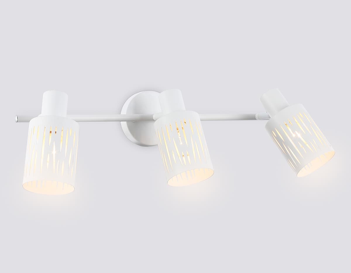 Настенно-потолочный спот в стиле лофт TR8665/3 WH белый E14/3 max 60W 560*100*190 Ambrella Light 8
