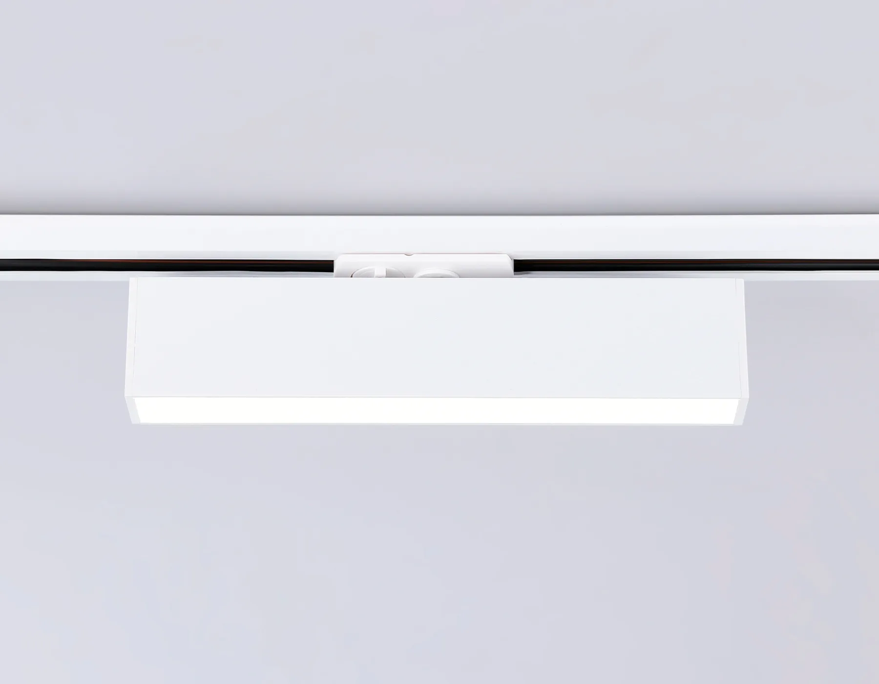 Трековый линейный светильник 4200K 12Вт 120° GL6763 WH белый LED 12W 4200K 300*22*48 Ambrella Light 9