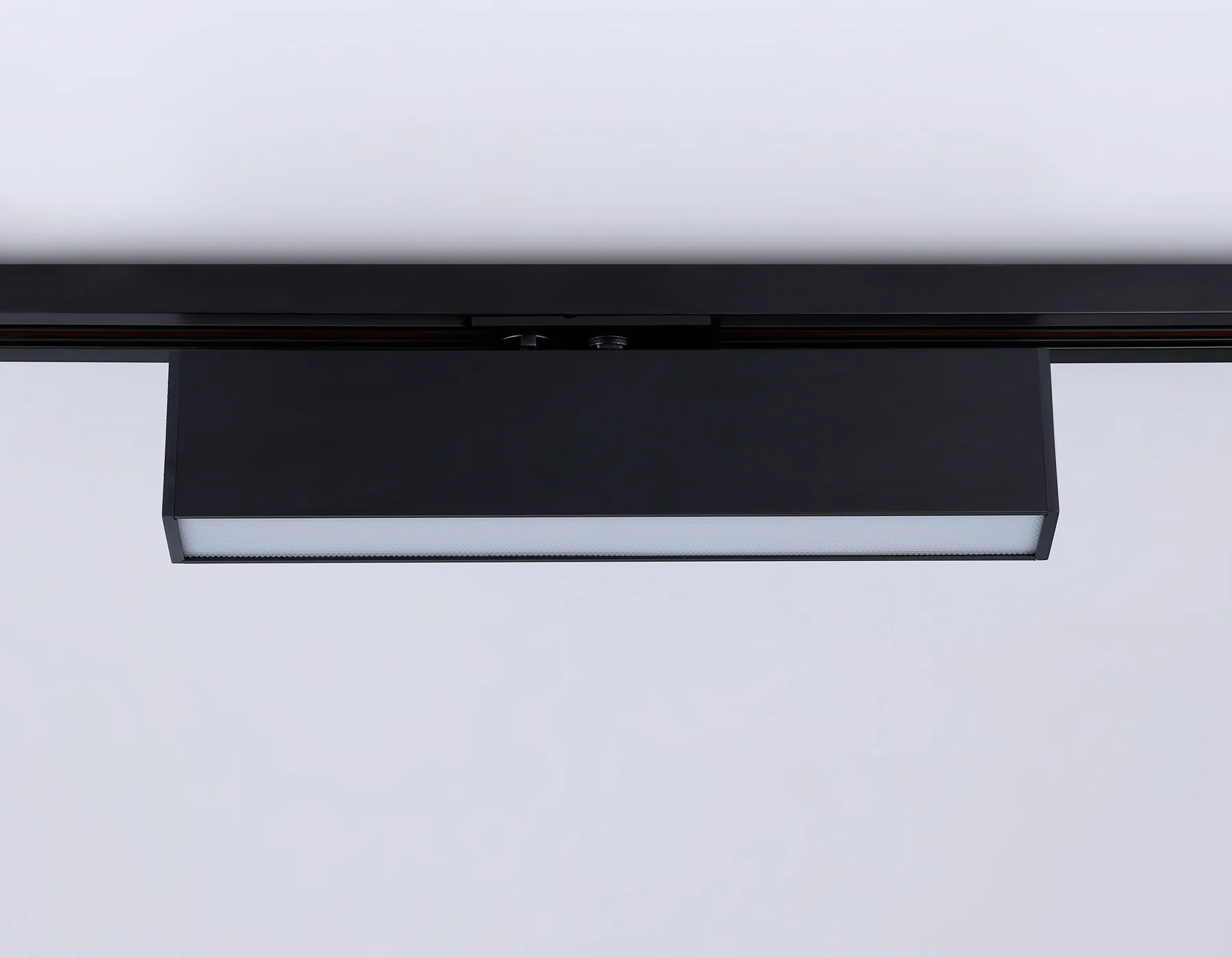 Трековый линейный светильник 4200K 12Вт 120° GL6767 BK черный LED 12W 4200K 300*22*48 Ambrella Light 9